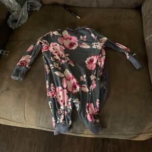 baby body suit w flowers